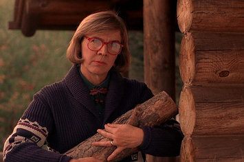 13-things-one-must-know-about-the-log-lady-of-twi-1-25444-1365528000-0_big.jpg.2015216852c32e8e64779f29e27866e8.jpg