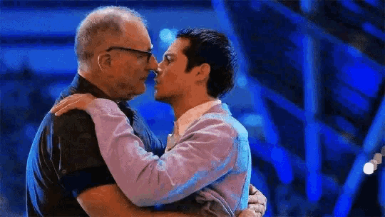 kiss-dylanobrien.gif.fc67ba08ad1926c6c17ec9aa0e7a7117.gif